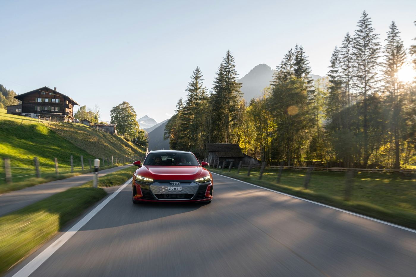 Audi rouge sur une route de montagne en Suisse
