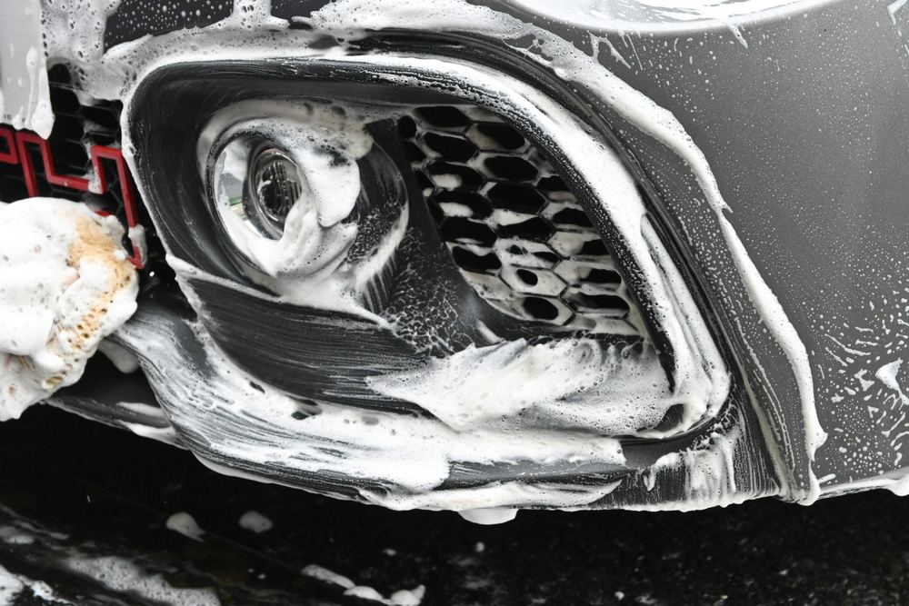 Lavage à la mousse de la face avant d’une voiture